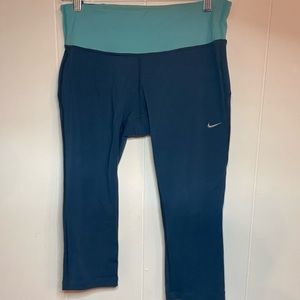 Nike Cropped Leggings Size Medium
